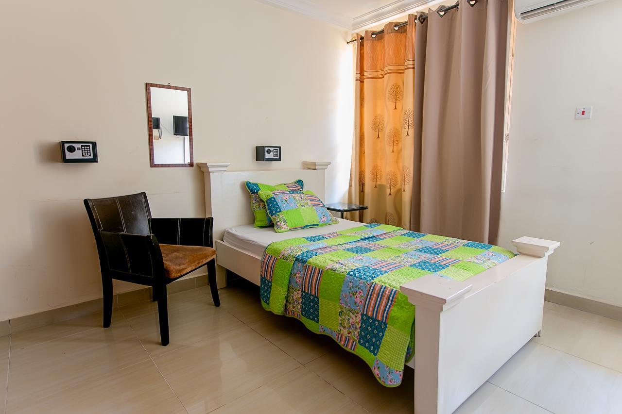@Home Boutique B&B Hostel And Suite Accra Exteriör bild