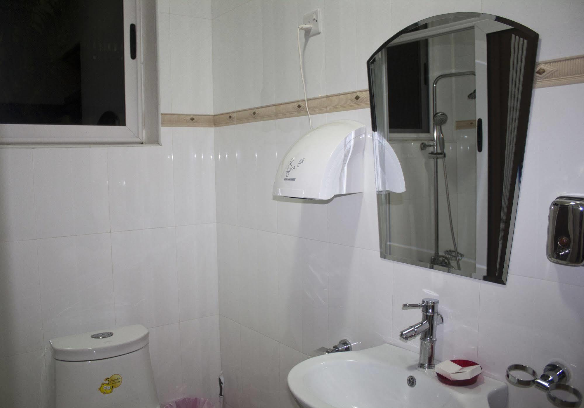 @Home Boutique B&B Hostel And Suite Accra Exteriör bild